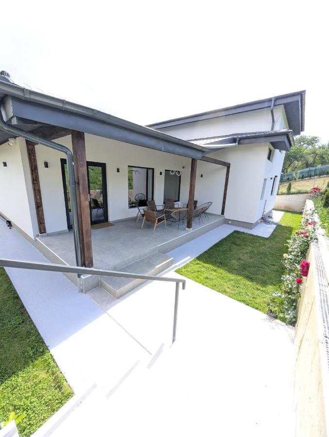 Yellow House - Ferienwohnung Comarnic