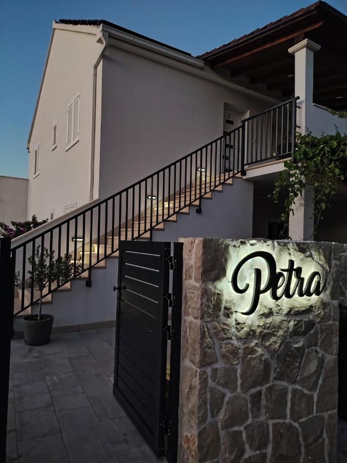 "Apartments Petra With Swimming Pool" - Ferienwohnung Čilipi