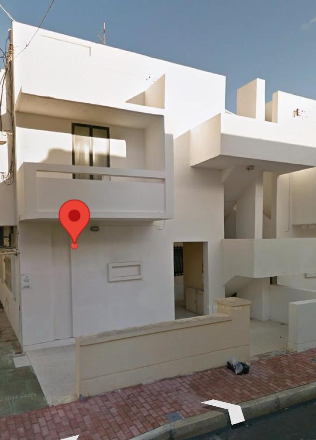 Camelia - 3 Bedroom Maisonnette with terrace and Seaviews - Bugibba - B&B San Pawl il-Baħar
