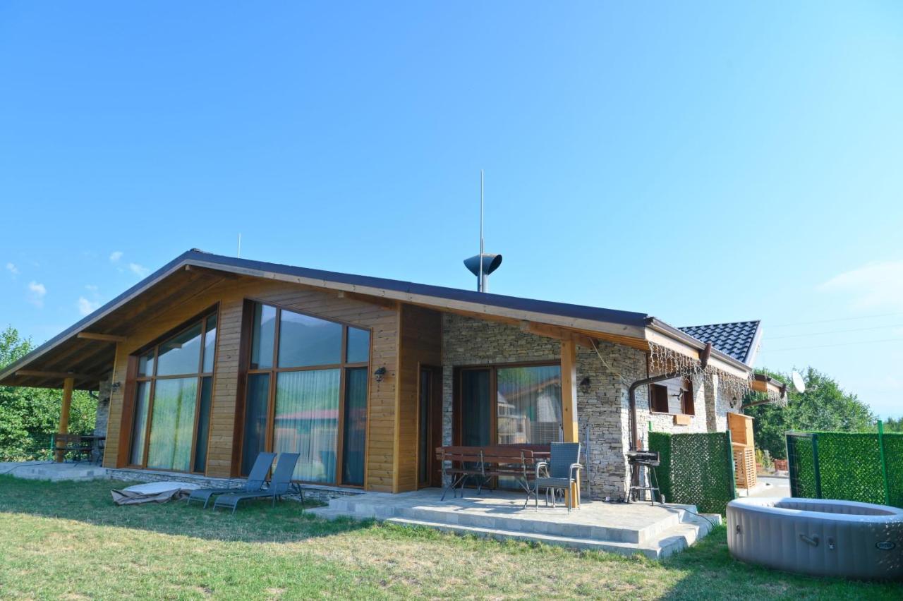 Villa Letizia with Jacuzzi near the Pirin Golf Resort - B&B Bansko