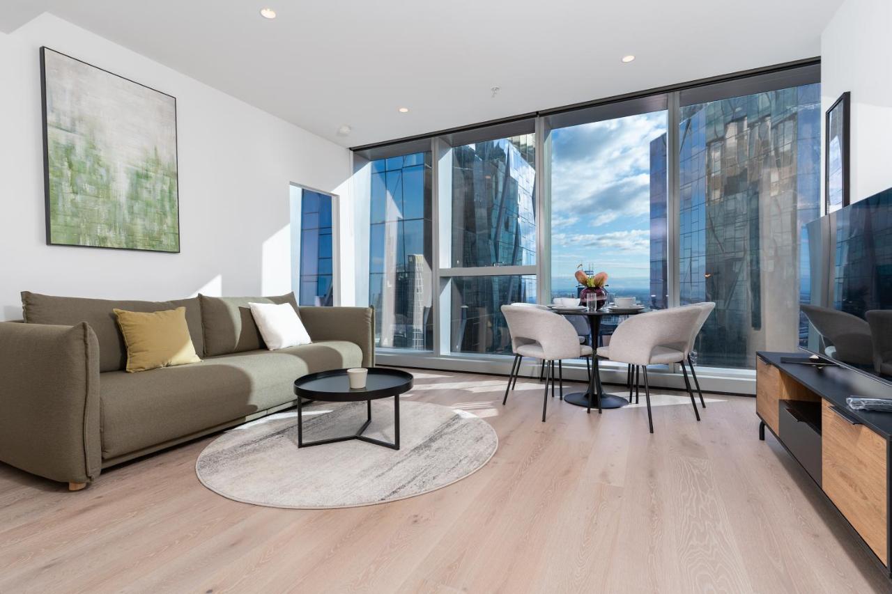 City Escape 2 Bedroom next to Skybus with Sauna Pool and Gym - Chambres d'hôtes Melbourne