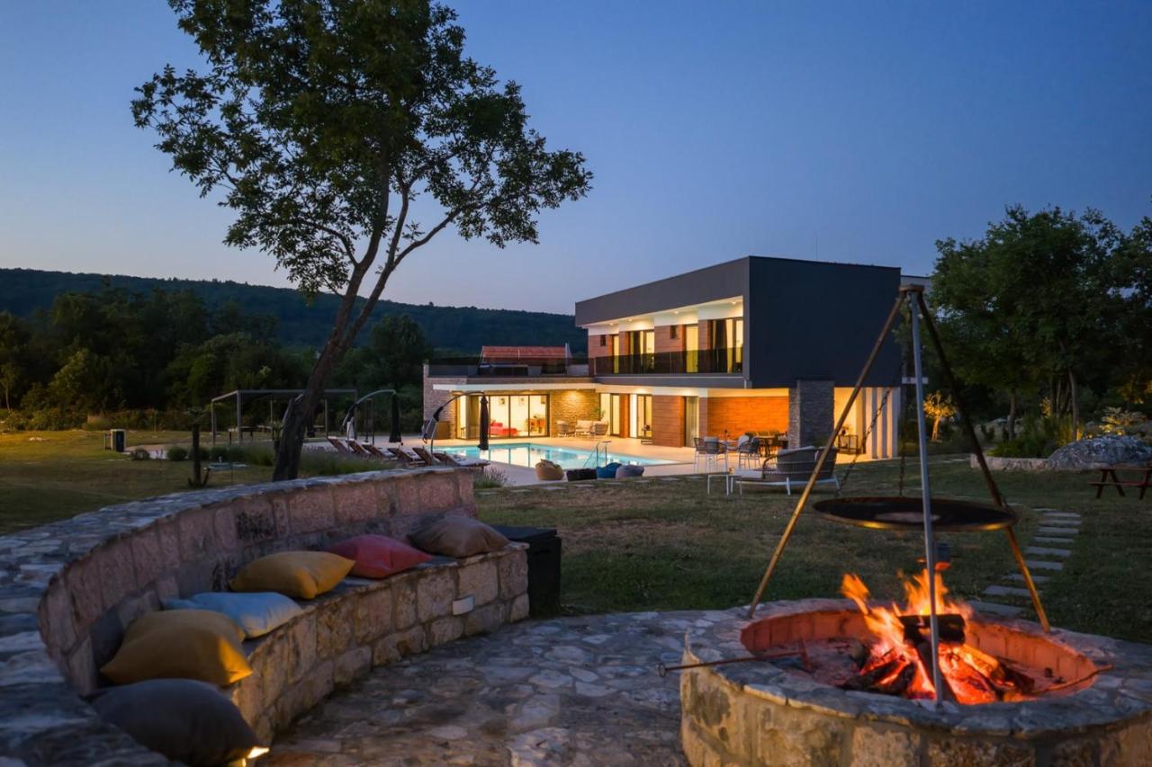 Villa Nella Foresta with private 66sqm heated pool, Whirlpool, Tennis court, Gym, Billiards, 4 en-suite bedrooms - Chambres d'hôtes Radošić