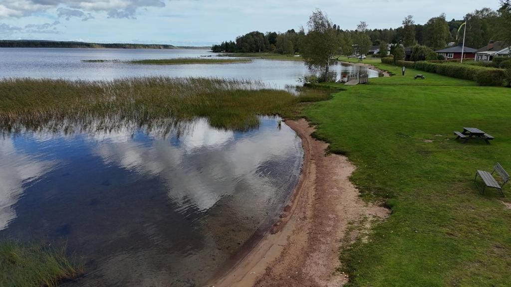 Charmigt Villa bredvid sjön Örlen - B&B