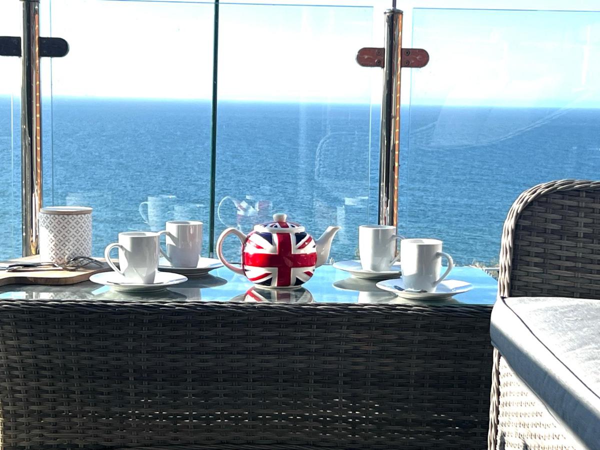 Smugglers - Sea Front - Parking - Sea Views - Balcony - 2 luxury kingsize beds - B&B