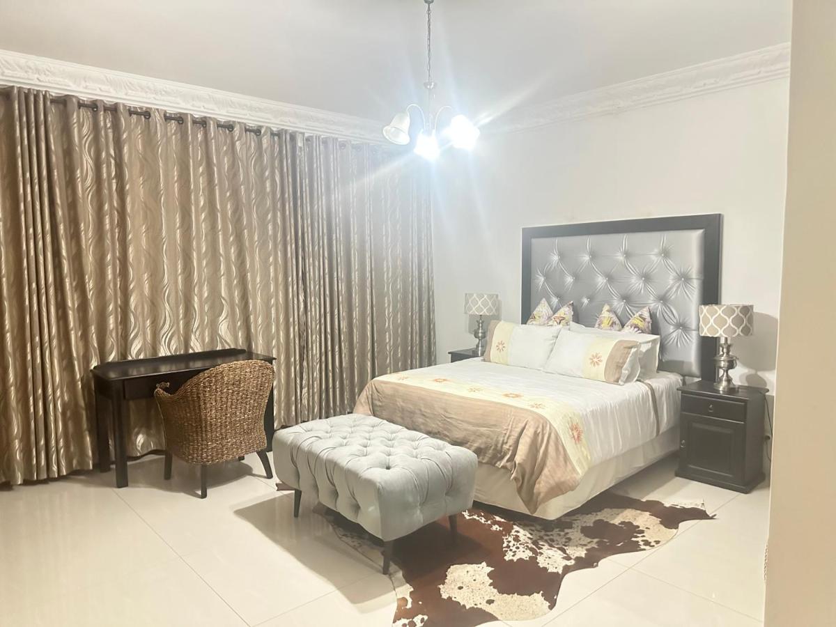 Zimmer mit Queensize-Bett und Balkon