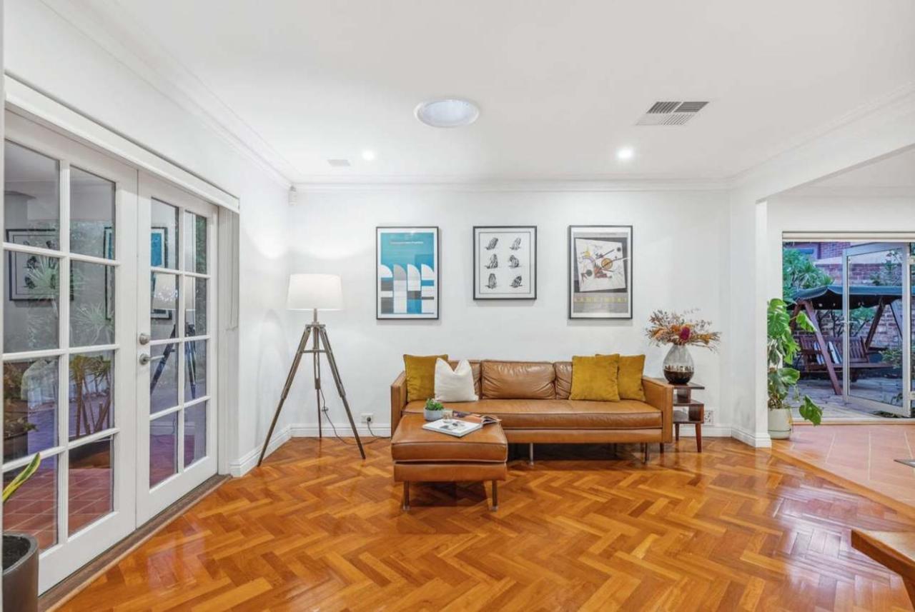 Modern Character Home in Mount Lawley Walk to Cafes Bars and Culture - B&B Perth