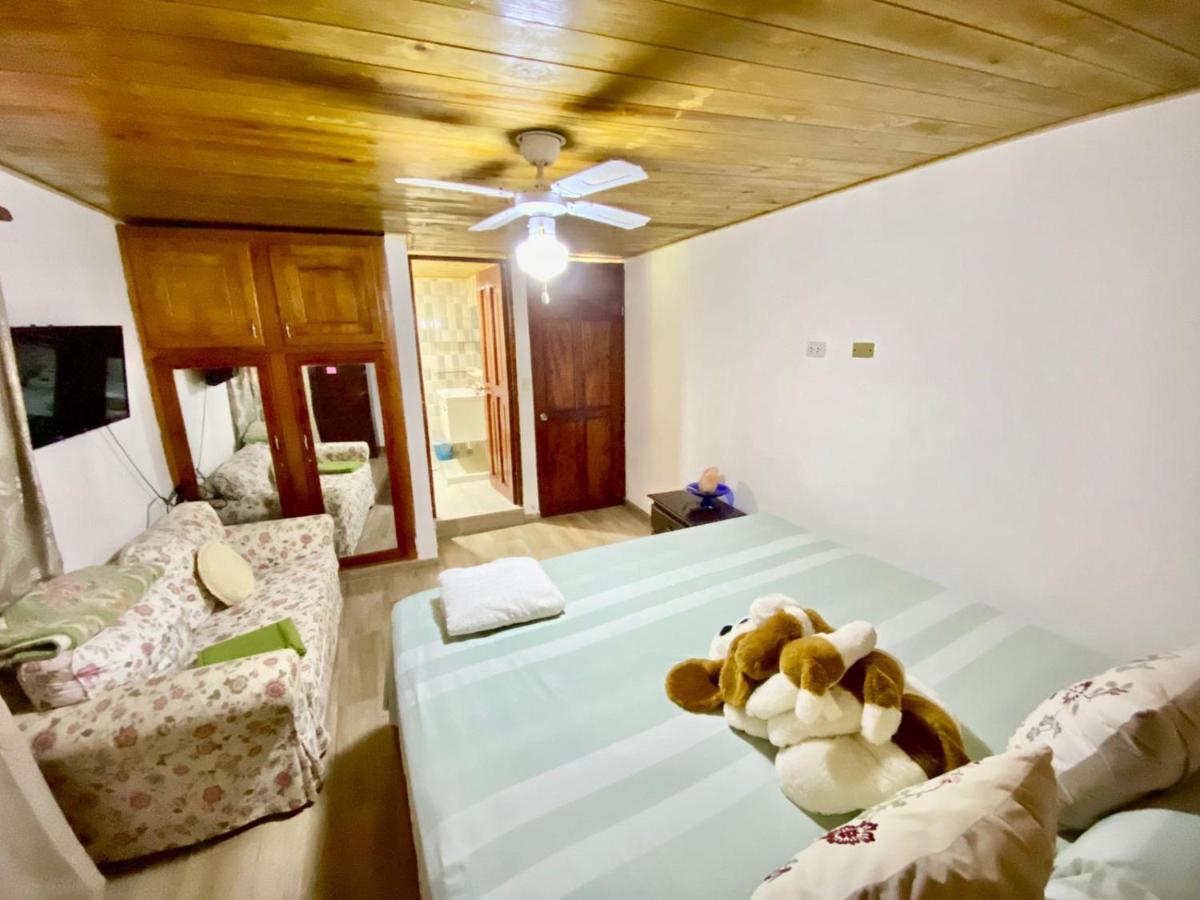 Habitación con cama extragrande.