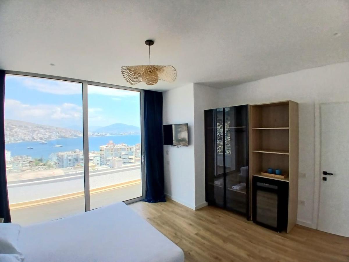 Zimmer mit Kingsize-Bett und Meerblick
