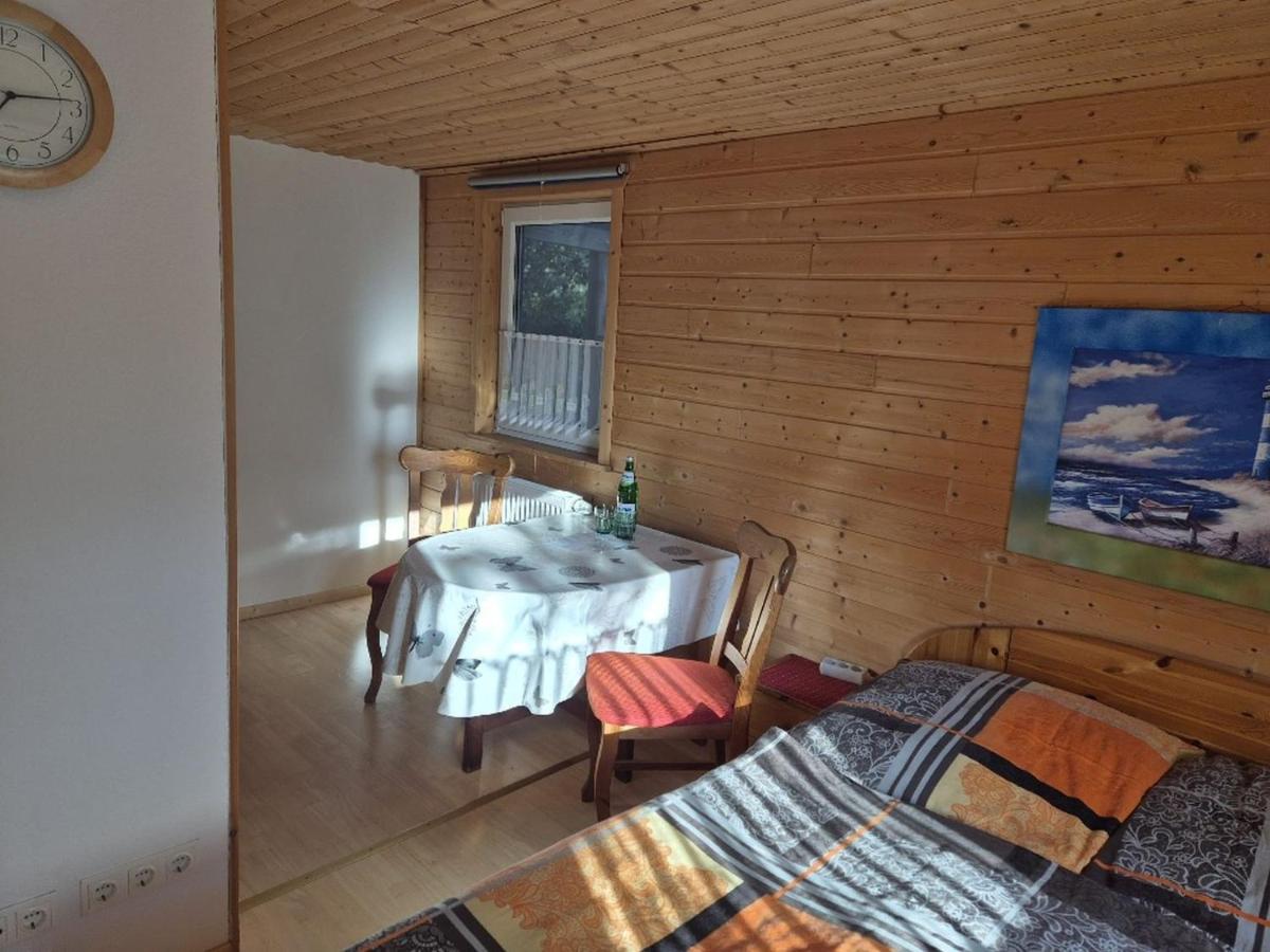 One-Bedroom Apartment with Shower