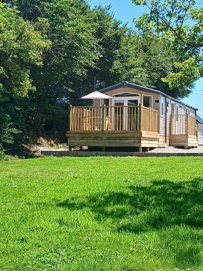 Cholwell 3-Bed Lodge - Sleeps 6 - Pet Friendly - B&B