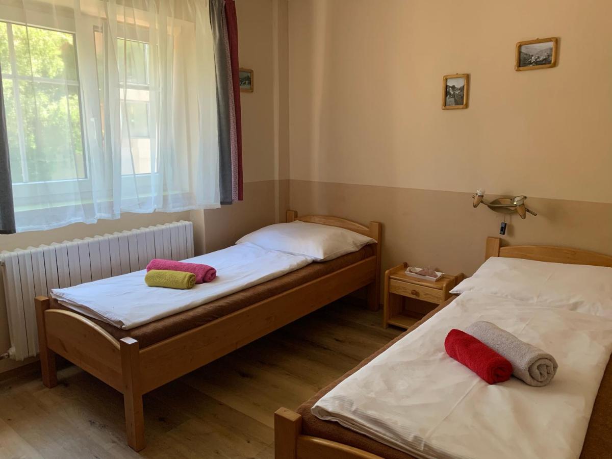 Zweibettzimmer mit Bad