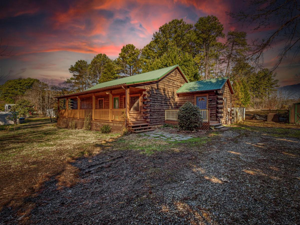Lake Norman Retreat with Hot Tub, Kayaks & Paddleboards - B&B