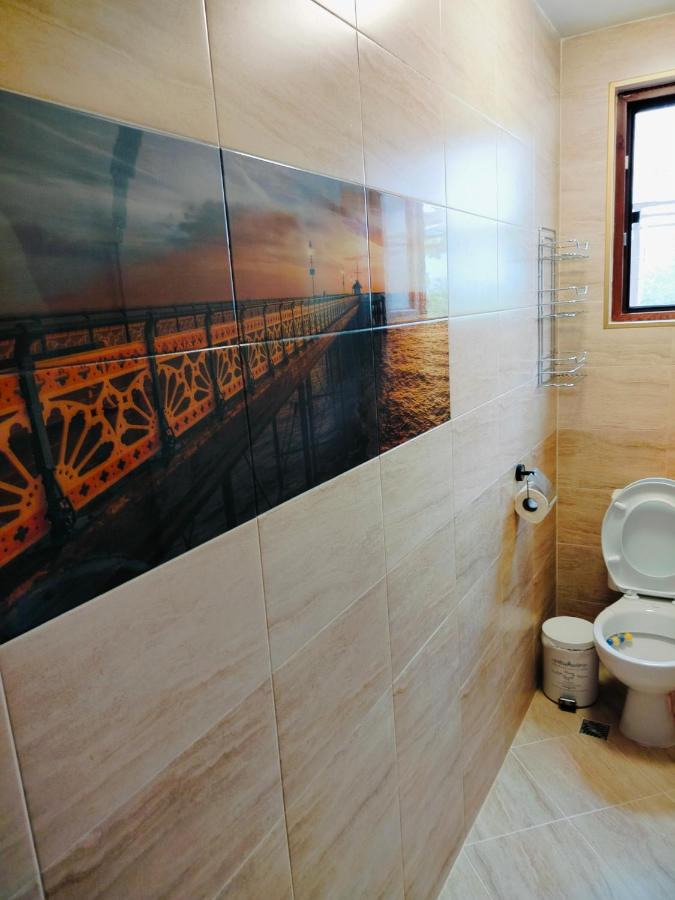 Habitación con cama grande y vistas al mar