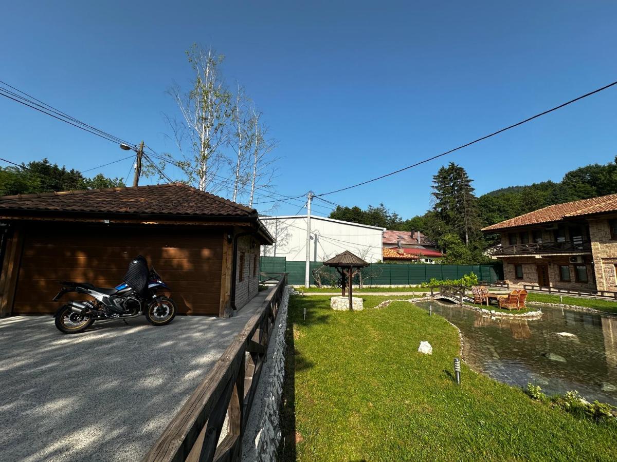 Villa with private lake - Bed and Breakfast Sarajevo