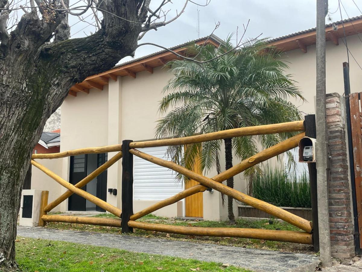 Casa con piscina en City Bell - B&B City Bell