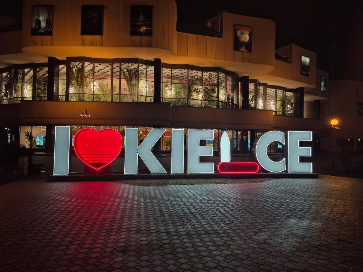 Chata Drwala w Rynku -Duża Wanna Klimatyzacja - 1-4 Os -Car Park Faktura - Chambres d'hôtes Kielce