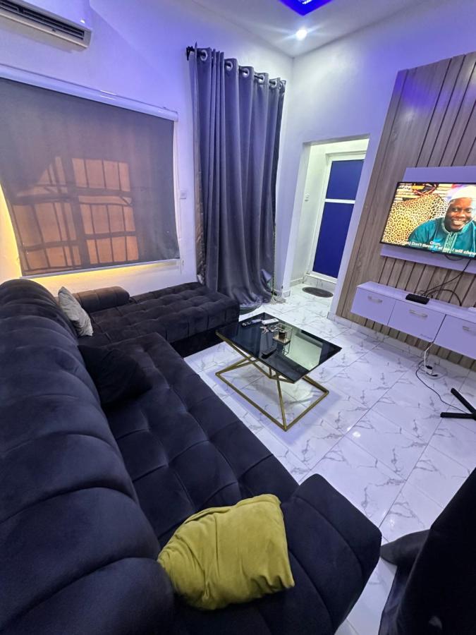 1Bedroom flat at Magnanimous Apartments Ogudu 15 mins to the airport - B&B Lagos