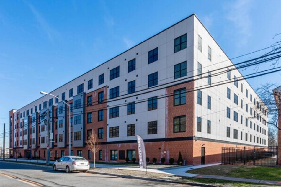 Opulence in Olive with Free Parking plus EV Plug, 2 BR 2 baths Suite, 5 beds and Sleeps 8 - B&B Orange