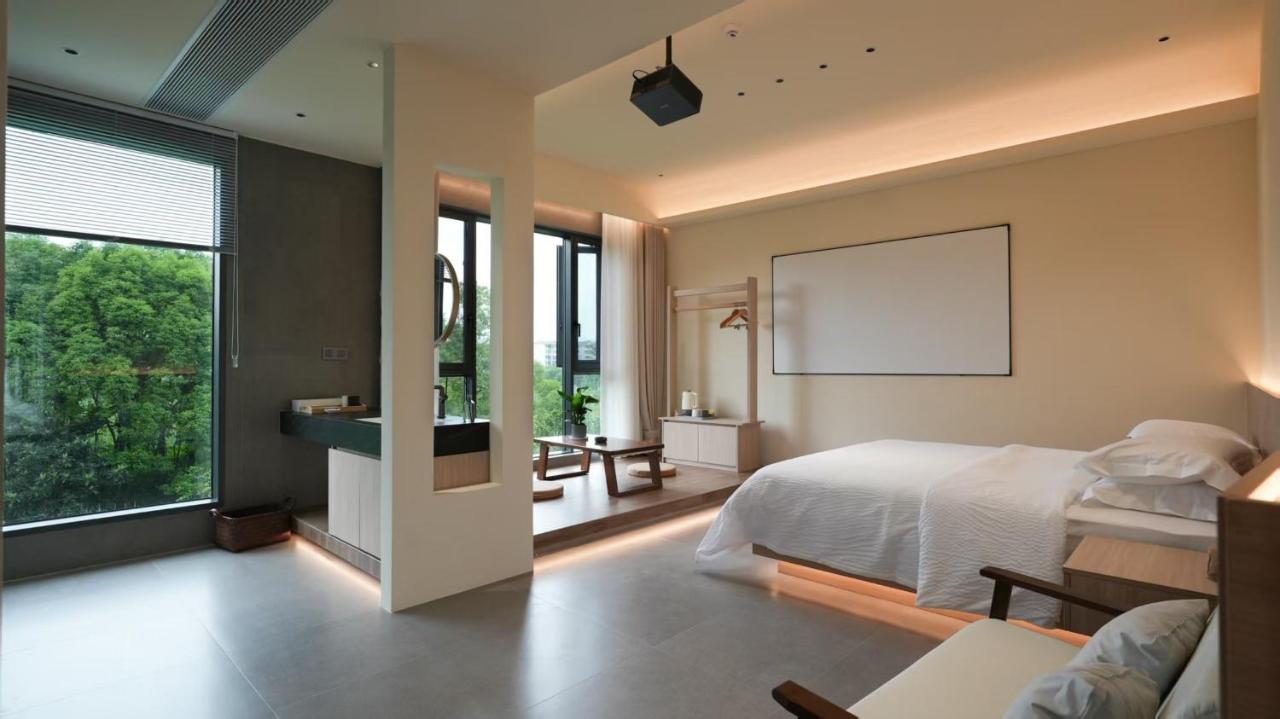 Habitación con cama extragrande y vistas a la montaña
