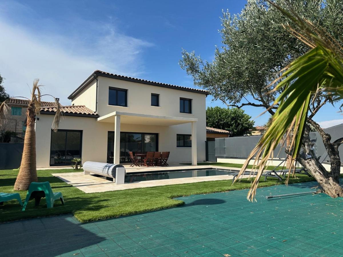 VILLA PISCINE 12 PERSONNE DANS LE Gard - Bed and Breakfast Beaucaire