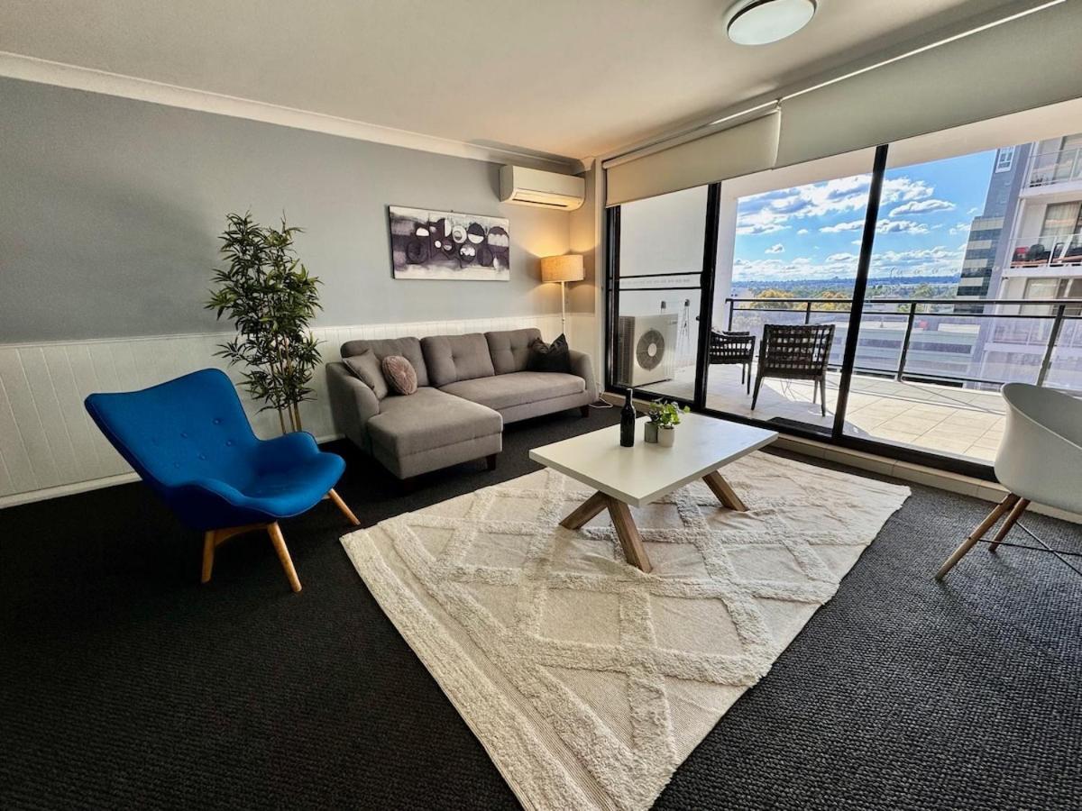 Modern 2-Bedroom Apartment 7mins to Paramatta Train Station - Bed and Breakfast Sydney