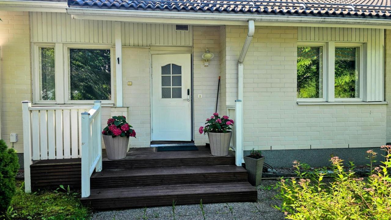 Wifi ja työpisteellä varustettu viihtyisä huone - B&B
