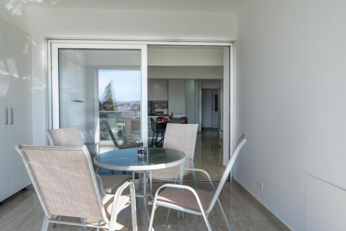 AURA Apt Modern 1BR in Central Limassol and Free Parking - B&B Limassol