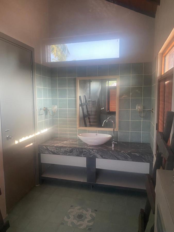 Zimmer mit Kingsize-Bett und Poolblick