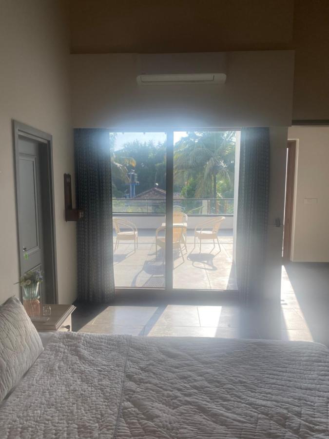 Zimmer mit Kingsize-Bett und Balkon