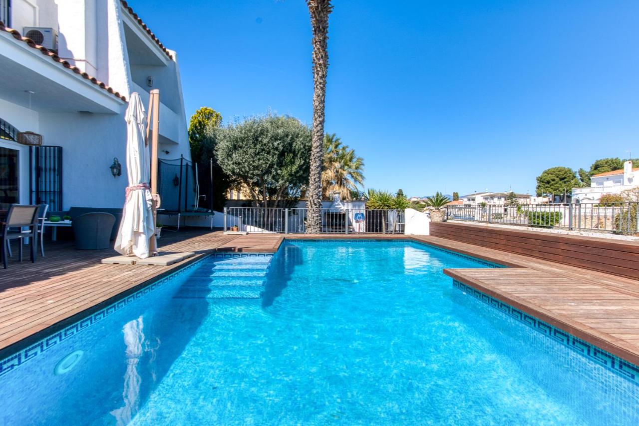 villa de lujo con amarre y piscina - Bed and Breakfast Empuriabrava