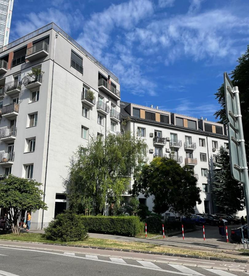 Nivy Apartman WEEKEND FREE PARKING -1 min to Nivy Mall and Bus station - B&B