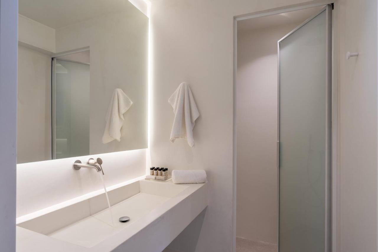 Deluxe One-Bedroom Apartment