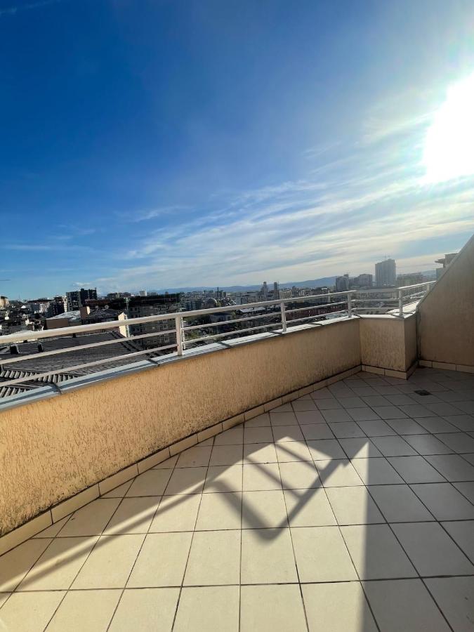 Elegant Penthouse with City Views, Sapphire 106 - Bed and Breakfast Pristina