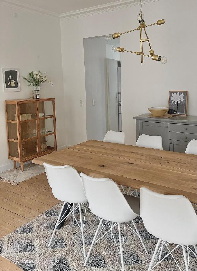 City center apartment with balcony and private parking - Chambres d’hôtes Aalborg