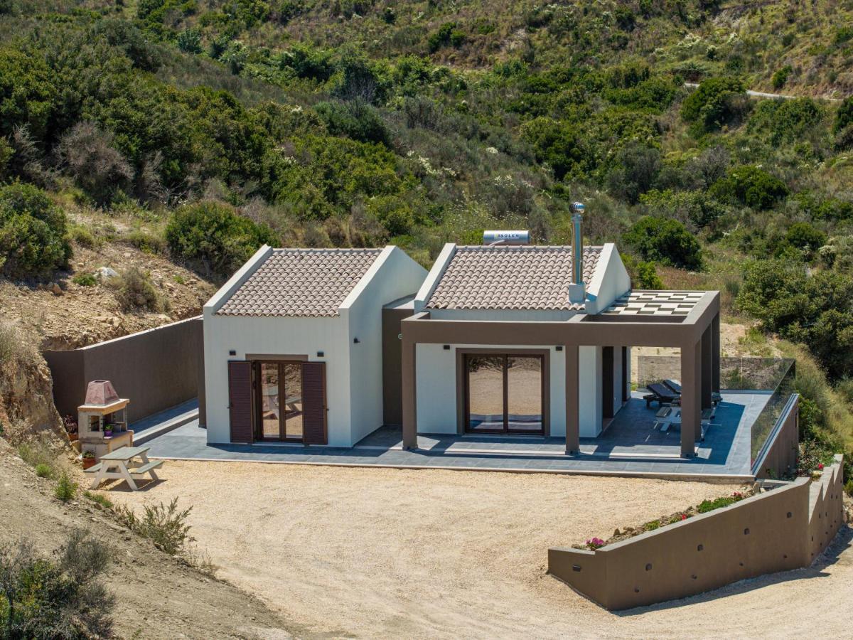 Beachfront Villa Fteri - B&B