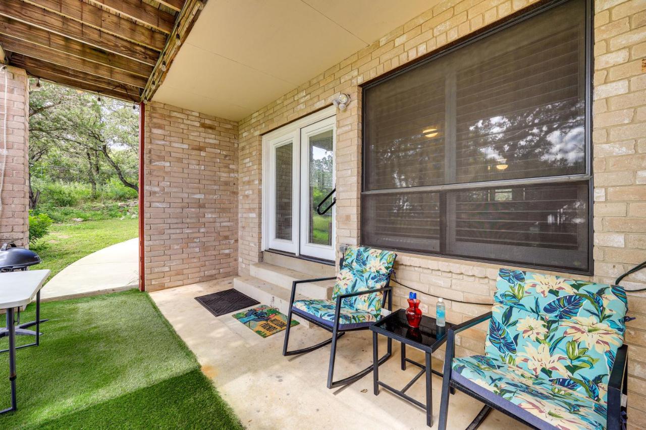 Relaxing Helotes Apt 7 Mi to UT at San Antonio! - B&B