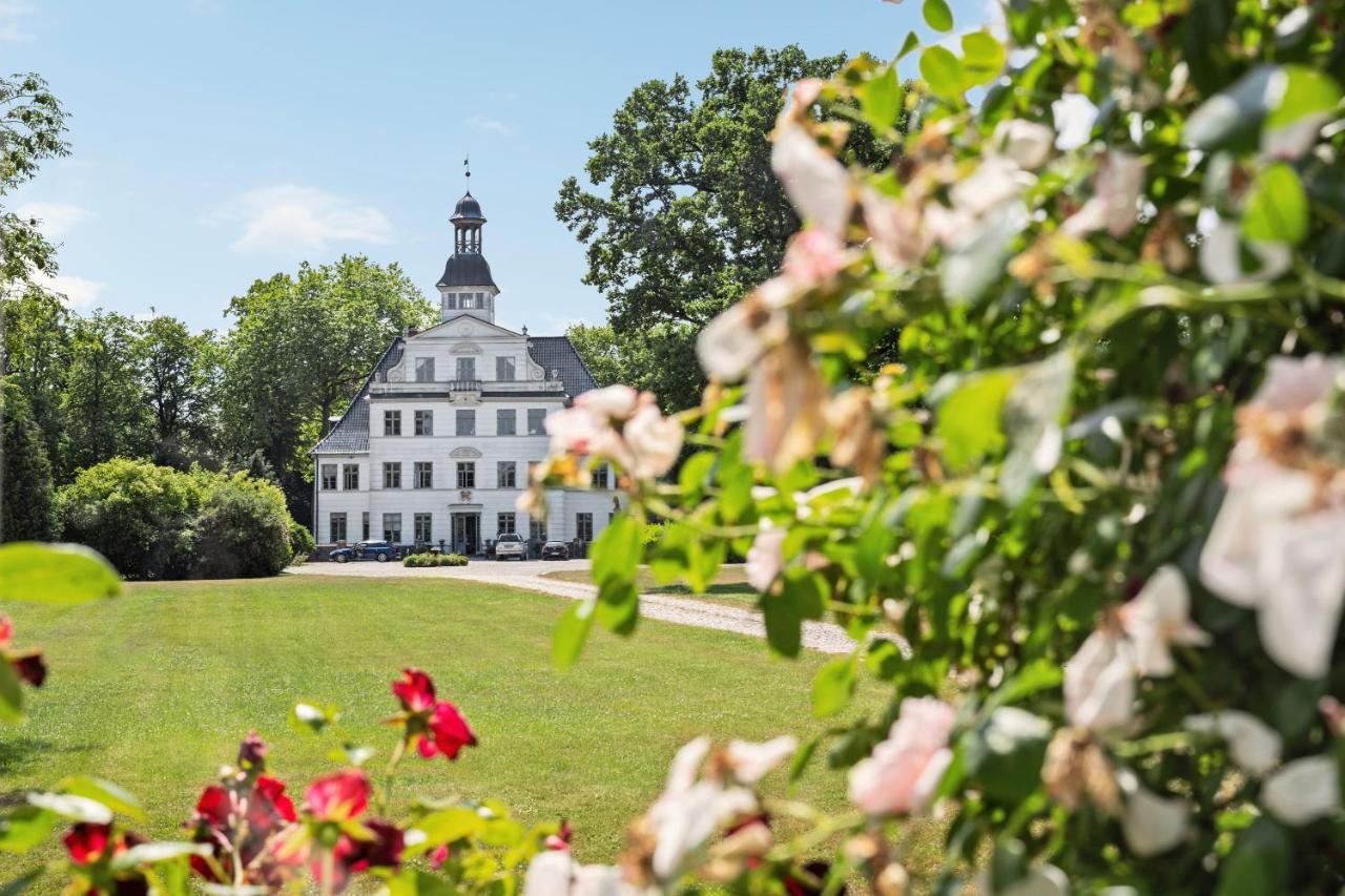 GUT KLETKAMP "Storchennest" - Ferienwohnung im Schlossturm mit 3 Schlafzimmern I Panorama-Turmzimmer mit Naturblick I Gemeinschaftsgarten I 15 Min zur Ostsee I Küche I Parkplatz I WLAN - Chambres d'hôtes Kletkamp