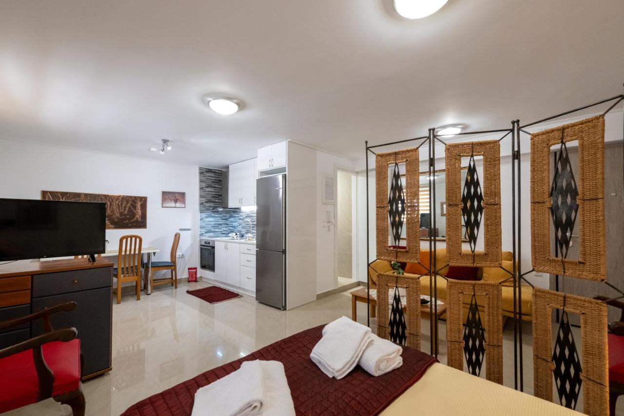 Myrto lower ground floor studio - Bed and Breakfast Kalamata