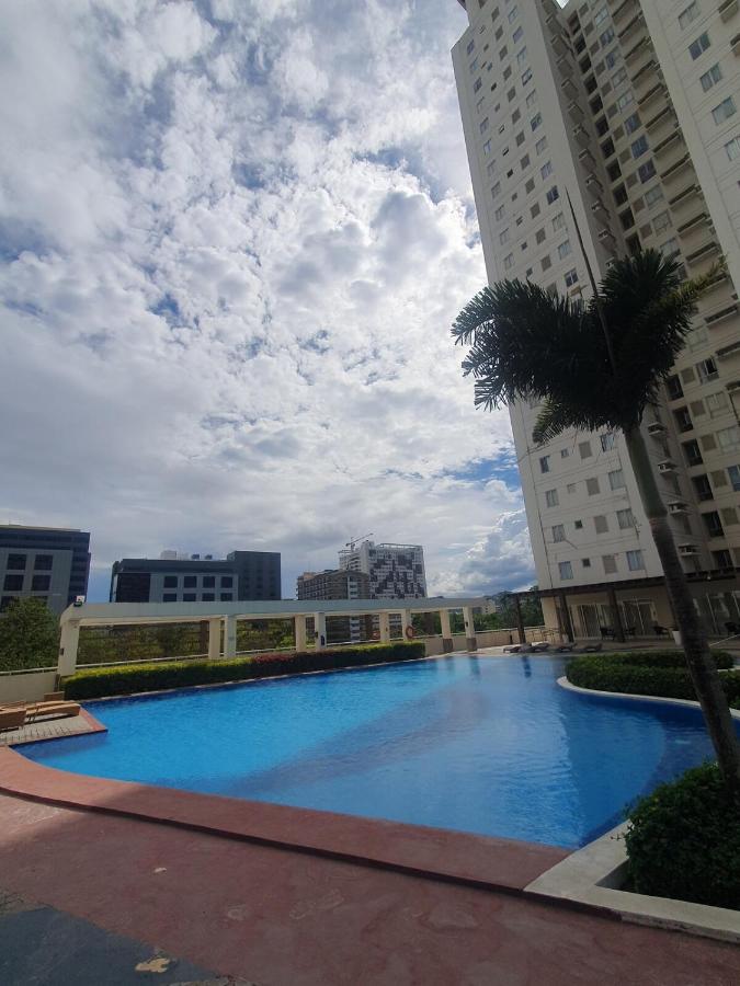 Studio Condo Unit with Balcony Avida IT Park - B&B