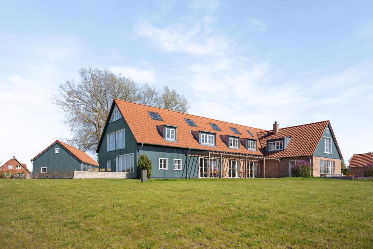 GUT KLETKAMP "Mühlenhof 3" - Ruhige Ferienwohnung mit 2 Schlafzimmern I Terrasse mit See- & Naturblick I Gemeinschaftsgarten I 15 Min zur Ostsee I Küche I Parkplatz I Waschmaschine I WLAN - Chambres d'hôtes Kletkamp