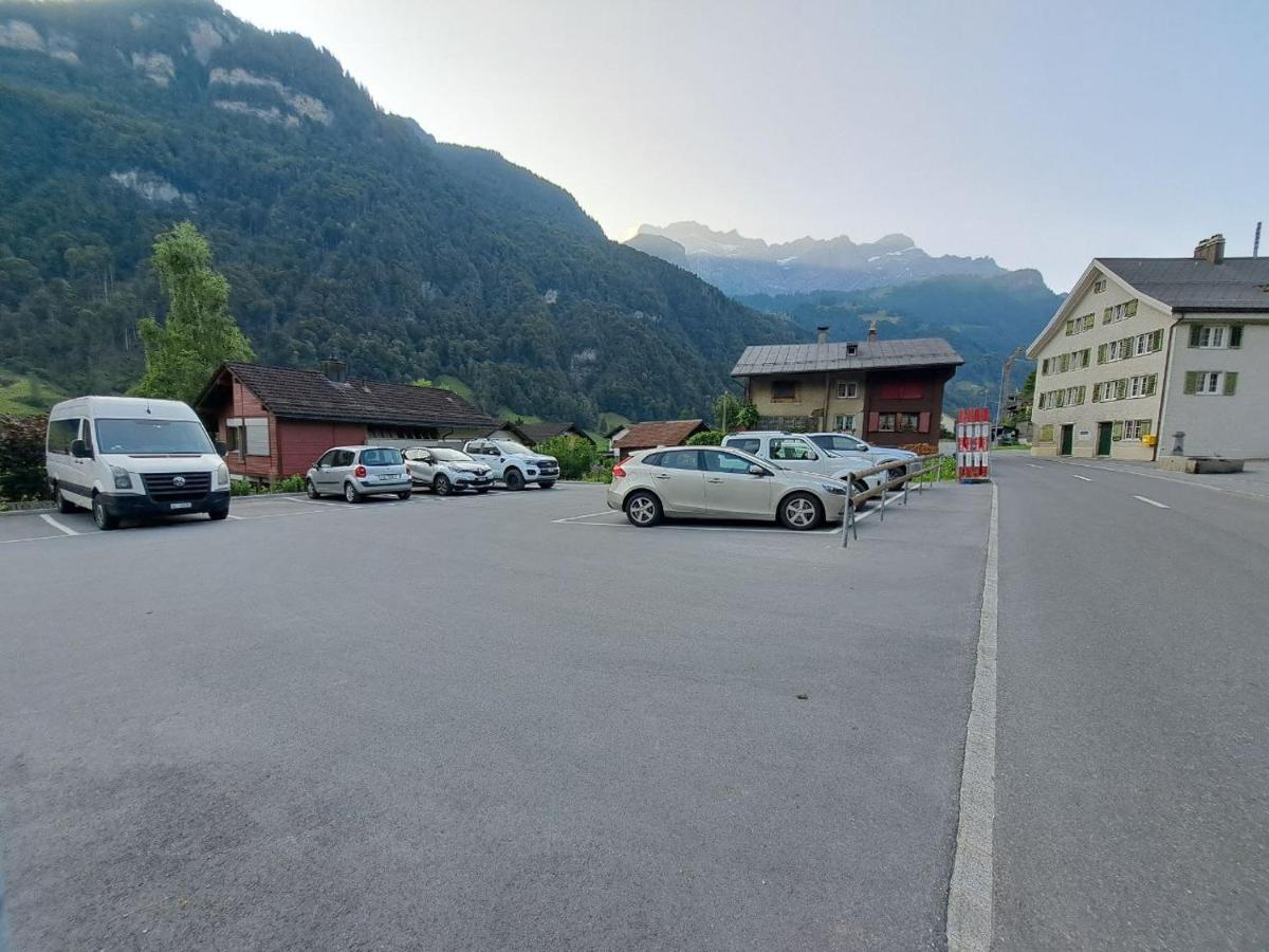 Alpenzauber Chalet 1 - 6 Personen I Bergblick, Nahe Braunwald - Badewanne, nahe Bahnhof und Parkplatz - B&B