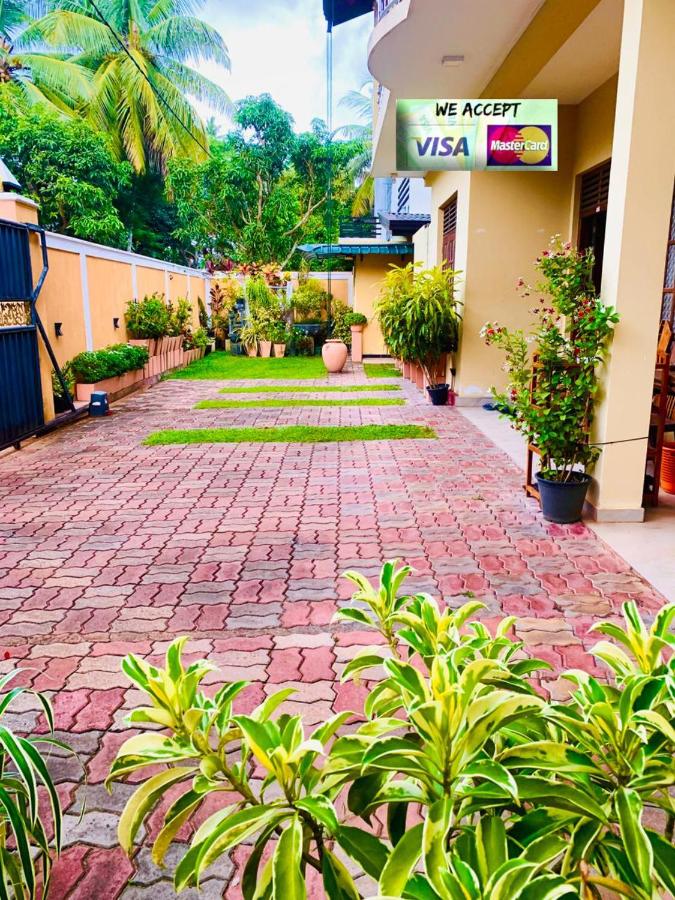 Lahiru Airport Villa - Chambres d’hôtes Andiambalama