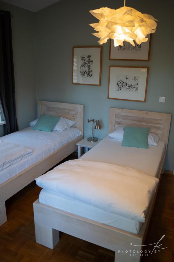 Doppel-/Zweibettzimmer mit Balkon