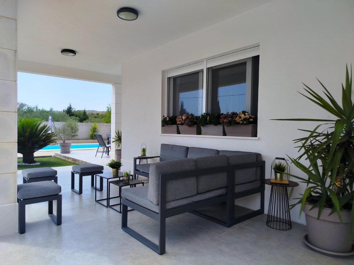 Island Hvar Villa LeChalet with Pool - Bed and Breakfast Bogomolje