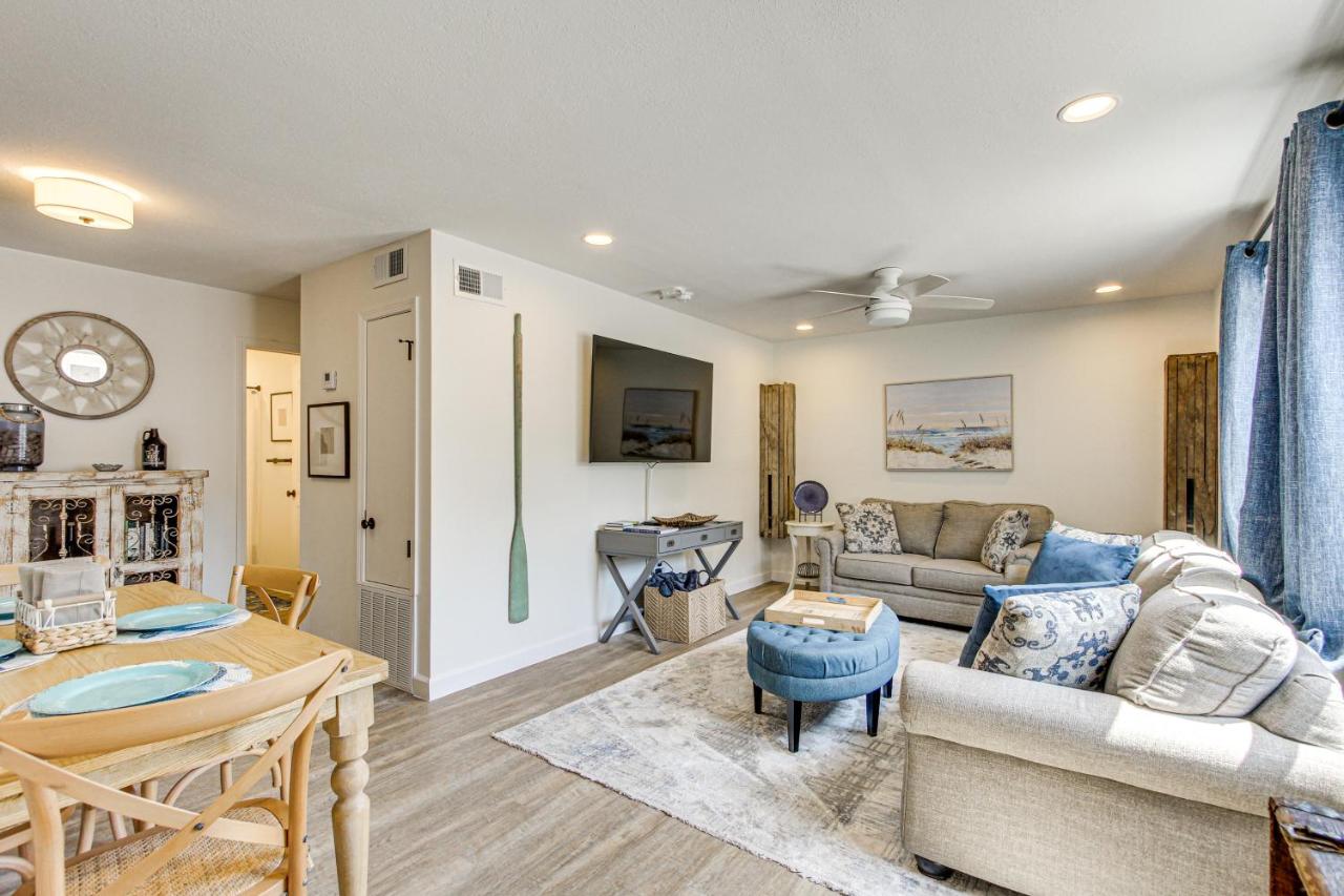 Walk to Ocean Springs Beach Condo with Pool! - B&B Ocean Springs