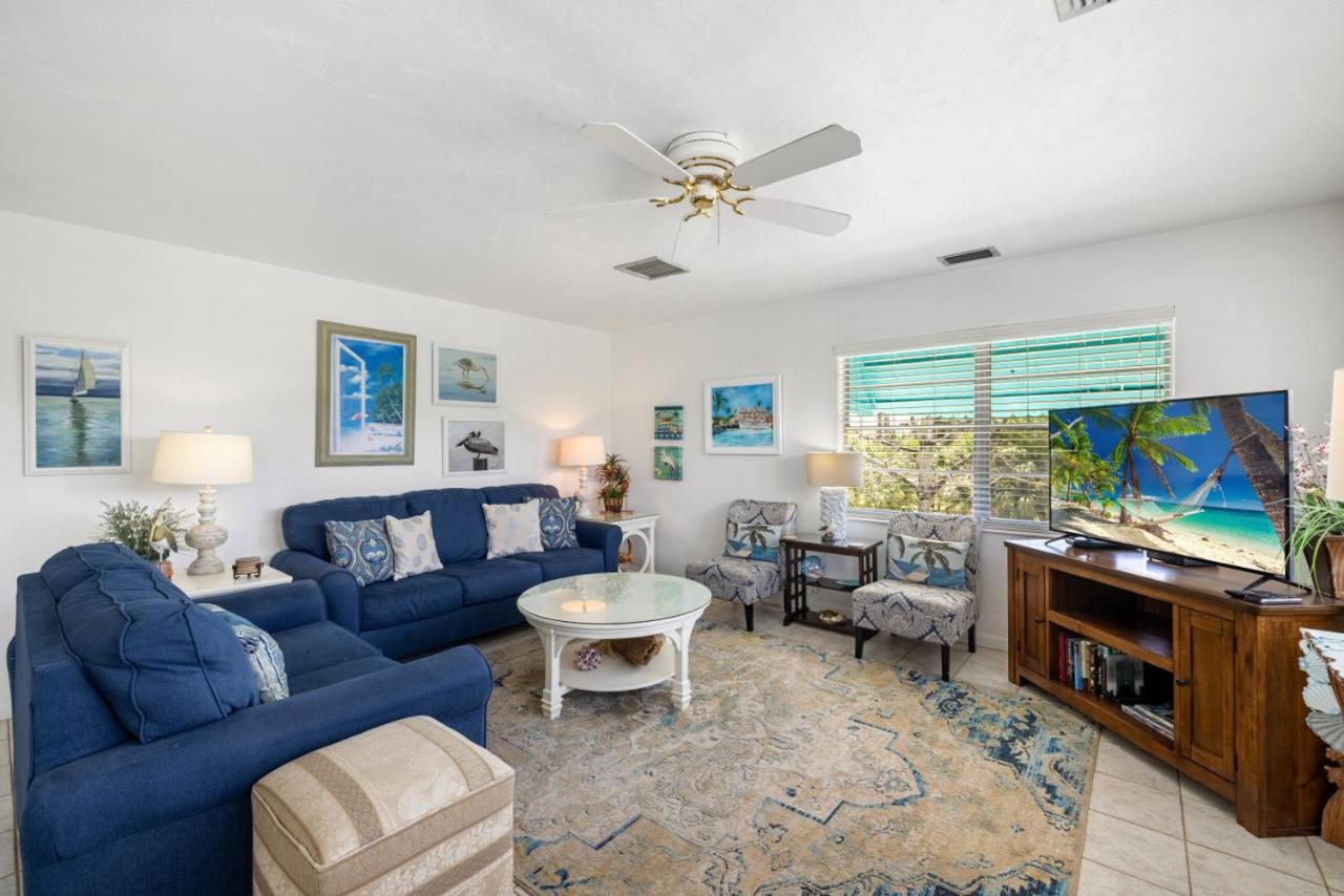 Seaside Cottage- coastal retreat - Bed and Breakfast Cedar Key