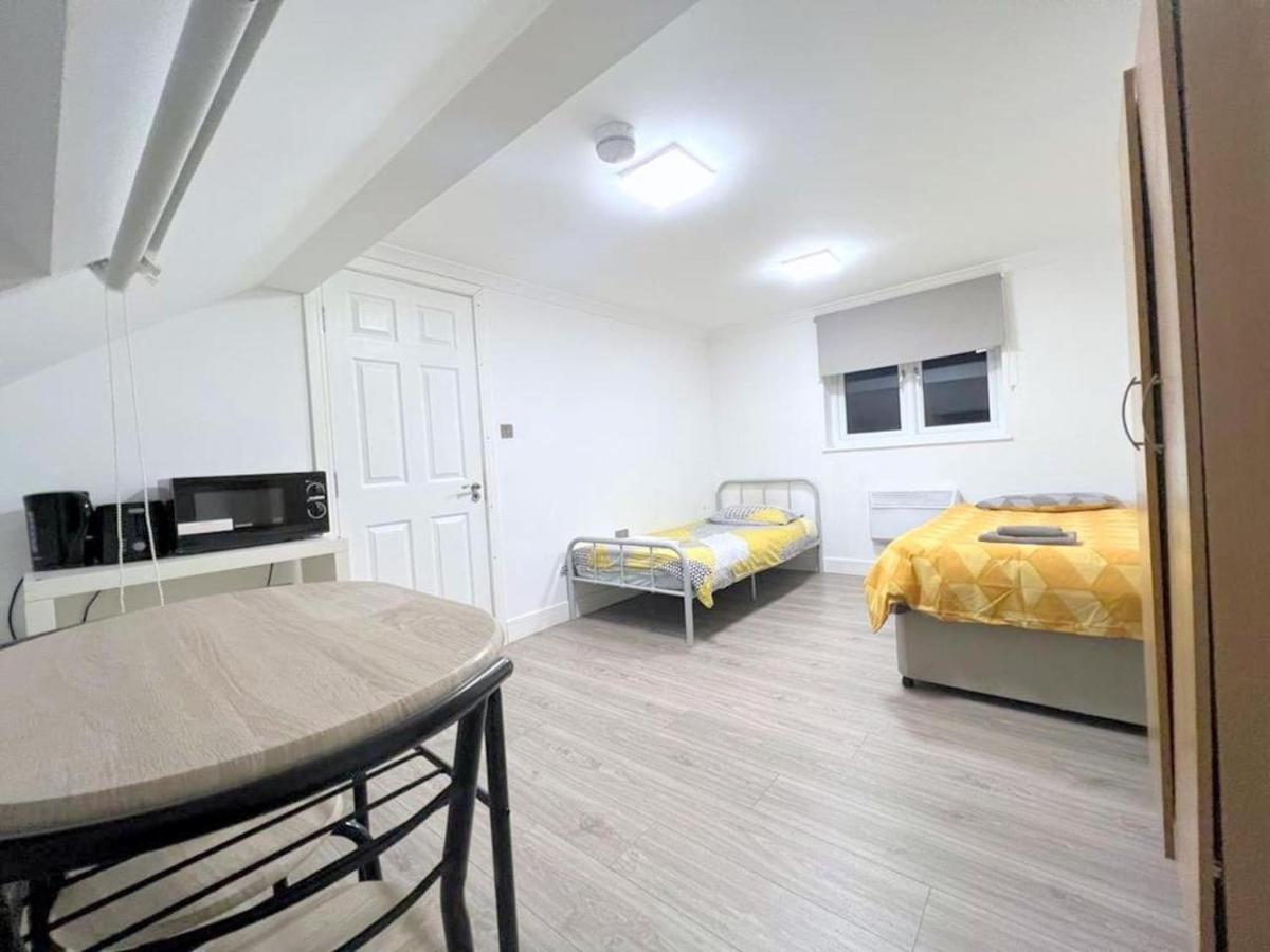 New Spacious 7-bedroom house in Sutton (S London) - B&B Sutton