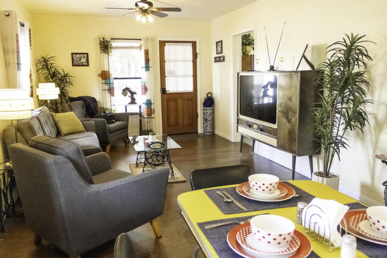 The 1950s Retro Riverside Cottage - B&B