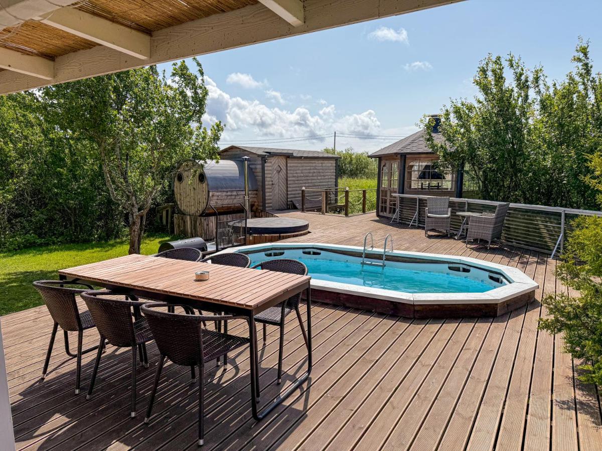 Seaside Retreat with Hot tub,Sauna, Pool & BBQ - B&B