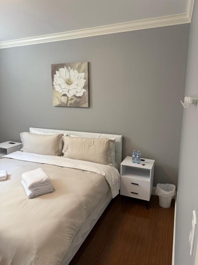 Peaceful & Cozy Home with 3 rooms, 2 SHARED Bathrooms and SHARED Common Space - B&B